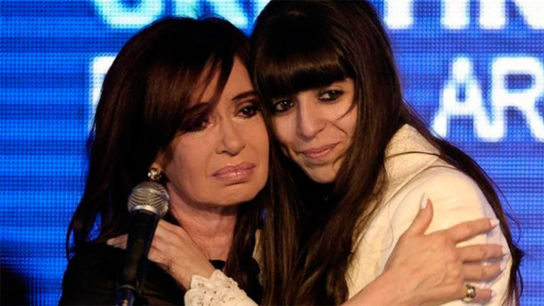 Cristina Kirchner regresa a Buenos Aires junto a su hija Florencia que estaba en tratamiento en Cuba Cristina Kirchner regresa a Buenos Aires junto a su hija Florencia que estaba en tratamiento en Cuba