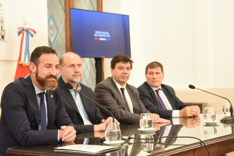 El Gobierno de Santa Fe presentó el Consejo Provincial del Trabajo El Gobierno de Santa Fe presentó el Consejo Provincial del Trabajo