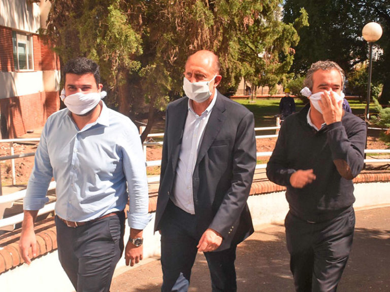 Santa Fe: Perotti decretó la obligación para todos de usar barbijo casero al salir de casa Santa Fe: Perotti decretó la obligación para todos de usar barbijo casero al salir de casa