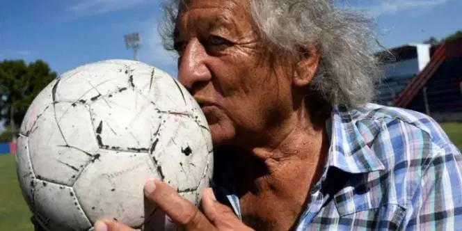 Tristeza sin cuarentena: el último adiós y el eterno recuerdo para el Trinche Carlovich en Tablada Tristeza sin cuarentena: el último adiós y el eterno recuerdo para el Trinche Carlovich en Tablada