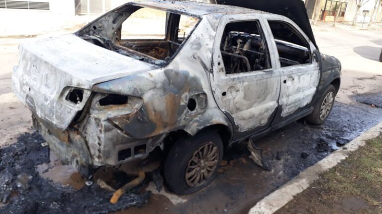 Roban e incendian el auto del referente de la Agrupación Ecologista Baigorria Verde Roban e incendian el auto del referente de la Agrupación Ecologista Baigorria Verde