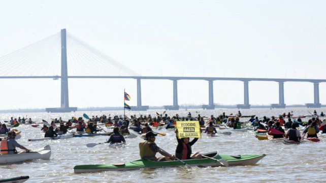Una caravana por el río contra la quema en las islas y por la ley de humedales Una caravana por el río contra la quema en las islas y por la ley de humedales
