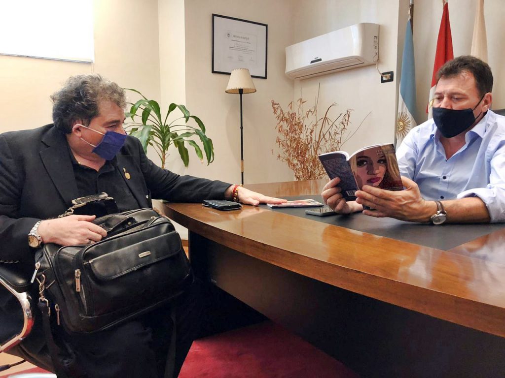 El escritor sanlorencino Edgardo Palacios presentó su nuevo libro al intendente Raimundo El escritor sanlorencino Edgardo Palacios presentó su nuevo libro al intendente Raimundo