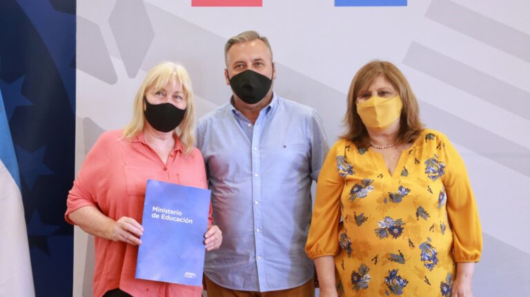 Videos: Provincia de Santa Fe entregó subsidios a varias escuelas incluida la 6033 de PGSM Videos: Provincia de Santa Fe entregó subsidios a varias escuelas incluida la 6033 de PGSM