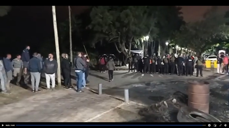 Piquete en Buyatti: Mandan a la Policía pero no mandan puestos de trabajo ni indemnizaciones justas Piquete en Buyatti: Mandan a la Policía pero no mandan puestos de trabajo ni indemnizaciones justas