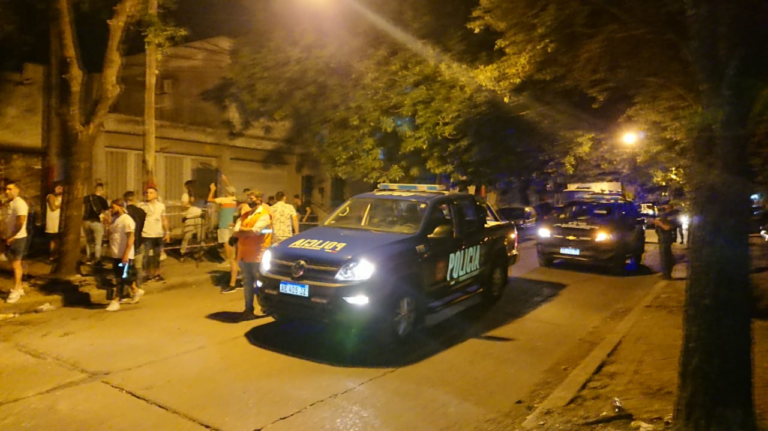Desbarataron 9 fiestas clandestinas esta madrugada. En una hubo más de 30 detenidos Desbarataron 9 fiestas clandestinas esta madrugada. En una hubo más de 30 detenidos