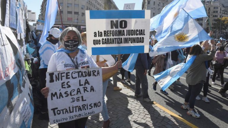 #COVIDIOTAS: Policía detuvo 30 manifestantes negacionistas durante la aglomeración en el Monumento #COVIDIOTAS: Policía detuvo 30 manifestantes negacionistas durante la aglomeración en el Monumento