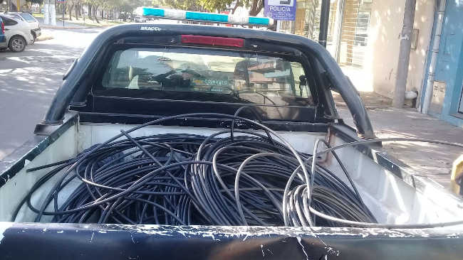 ¿Alguien puede explicarle a los ladrones de cables que la fibra óptica no tienen ningún valor? ¿Alguien puede explicarle a los ladrones de cables que la fibra óptica no tienen ningún valor?
