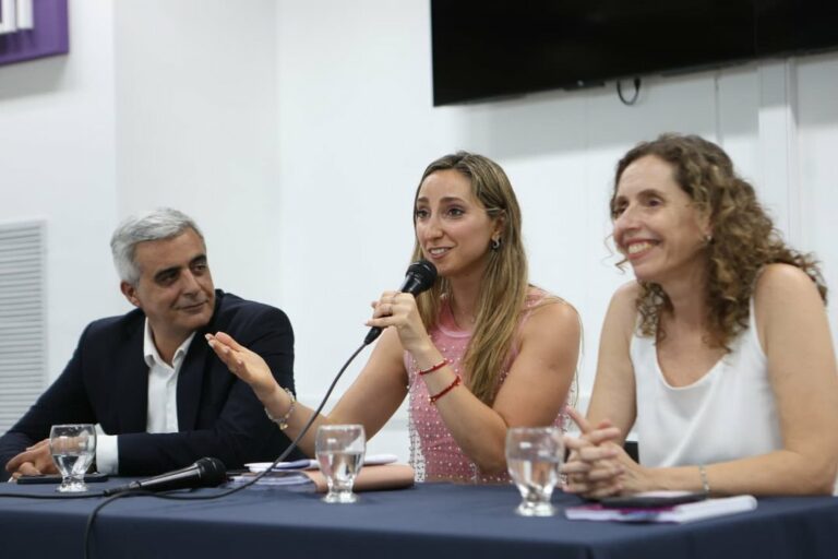 En pleno ajuste a la universidad pública, la UNR gradúa a una nueva camada de economistas críticos