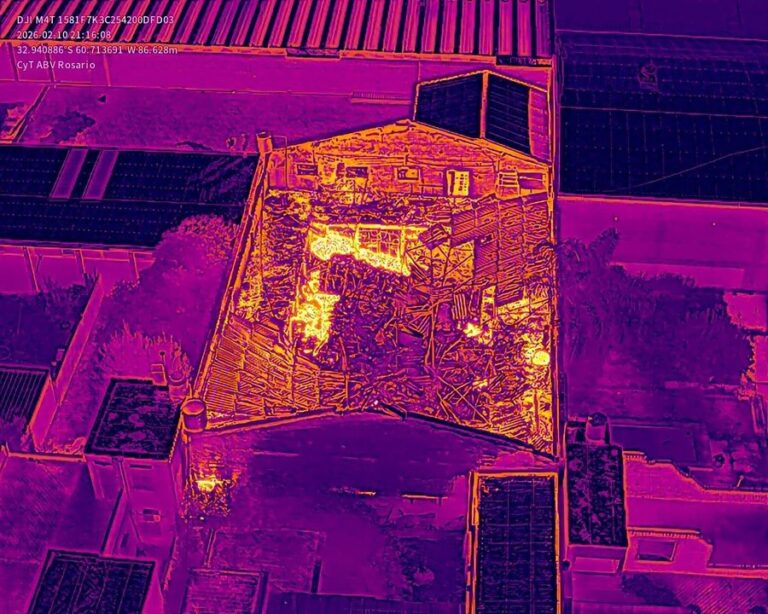 Barrio Belgrano: ocho dotaciones de bomberos apagaron un voraz incendio