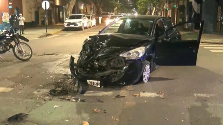 Fuerte choque entre un auto y un colectivo en pleno centro