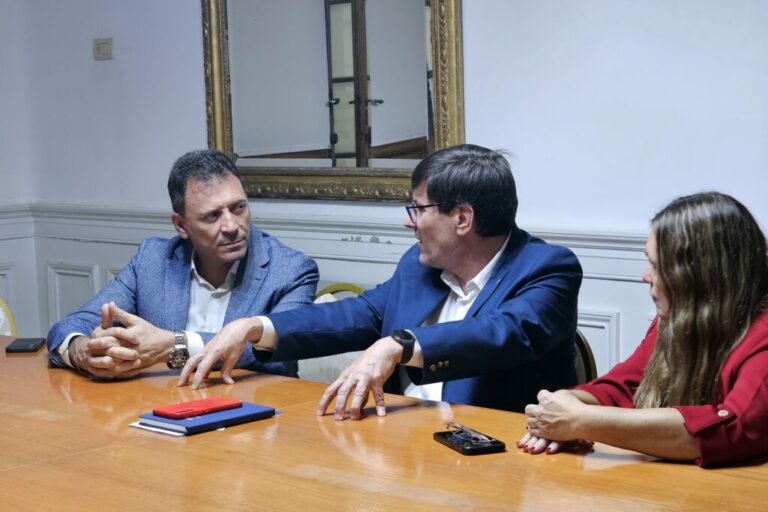 Raimundo solicitó a la provincia que amplíe el número de bancos de escuelas secundarias en San Lorenzo Raimundo solicitó a la provincia que amplíe el número de bancos de escuelas secundarias en San Lorenzo