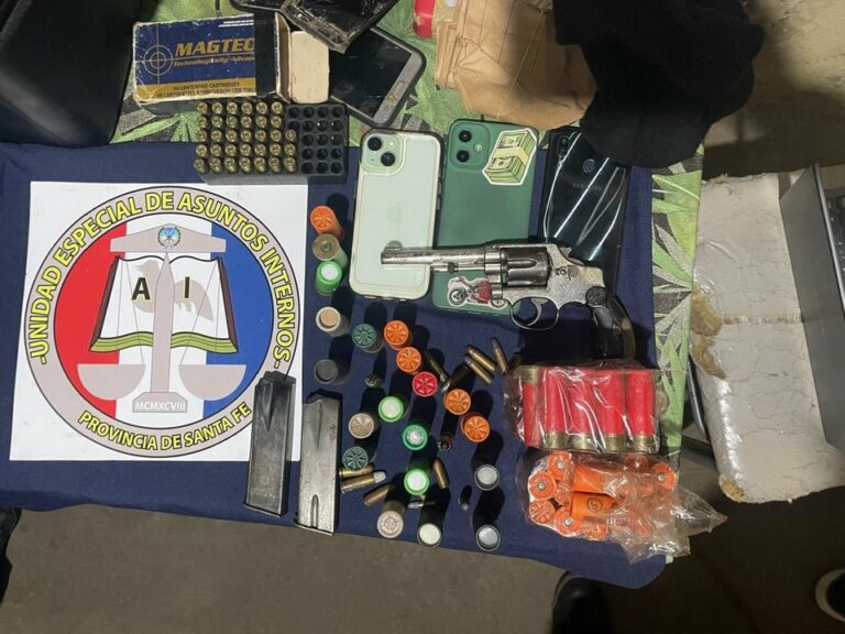 Empalme Villa Constitución: múltiples allanamientos y un comisario detenido